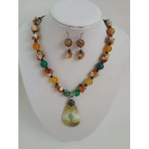 Set din agate multicolore, chipsuri pietre semipretioase si pandantiv din agat cu rhinestone
