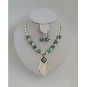 Set din sidef albe, regalite turcoaz si pandantiv cu rhinestone din sidef