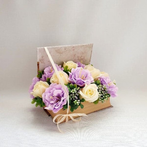 Aranjament din flori de sapun in cutie tip carte (cod 1423) 3