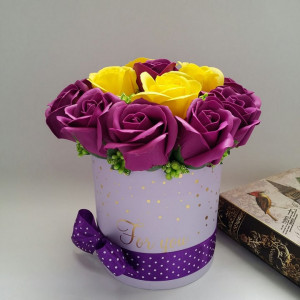 Aranjament floral din flori de sapun in cutie cilindrica 8