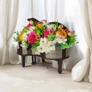 Aranjament floral -cutie pian (cod 2103)