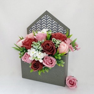 Poza aranjament floral-cutie plic (cod 1606)-1