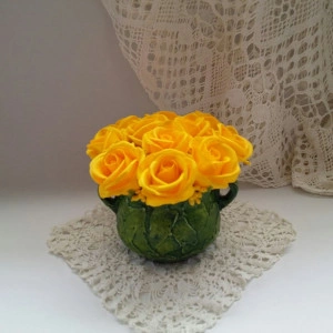 Aranjament floral din trandafiri de sapun galbeni in ghiveci ceramica (cod 1092)