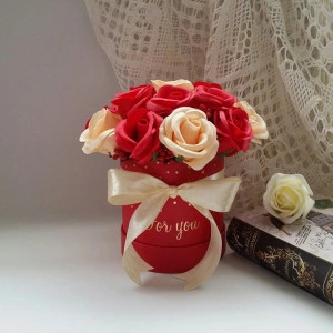 aranjament floral din flori de sapun rosii si somon deschis 3