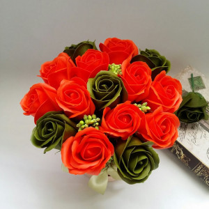Aranjament floral din flori de sapun in cutie cilindrica 3