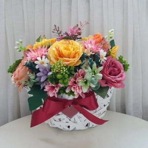 Aranjament floral din trandafiri in cos barcuta (cod 1209)