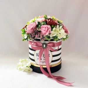 Aranjament floral in cutie cilindrica (cod 1650)