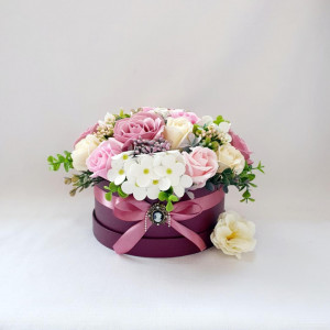 Aranjament floral in cutie rotunda burgundy  (cod 1651)5