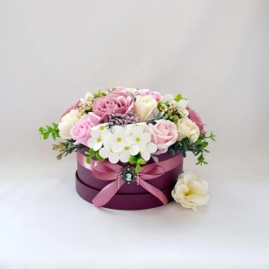 Aranjament floral in cutie rotunda burgundy  (cod 1651)5