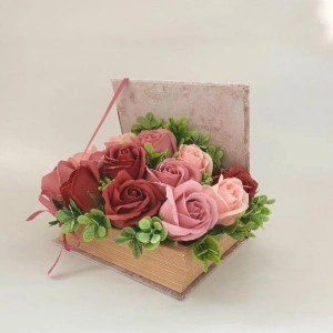 Aranjament floral in cutie tip carte (cod1348) 3