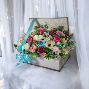 Aranjament floral "Magia Rozelor"-cutie carte (cod 2188)