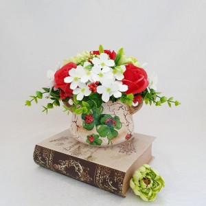 Aranjament floral-rosu si alb "Trifoi si buburuze" (cod 1485) 200