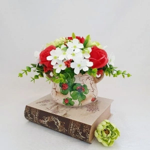 Aranjament floral-rosu si alb "Trifoi si buburuze" (cod 1485)