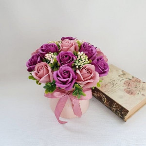Aranjament floral- trandafiri de sapun marsala si roz prafuit (cod 1428) 2