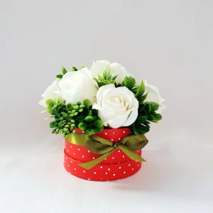 Aranjament flori de sapun- cutie rosie cu buline (cod 1585)