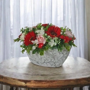 Aranjament flori de sapun-vas ceramic barcuta (cod 2243)