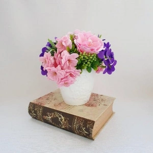 Aranjament din flori de cires, anemone si hortensii 1