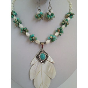 Set din sidef albe, regalite turcoaz si pandantiv cu rhinestone din sidef - Img 2