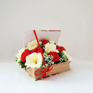 aranjament floral in cutie carte 15792