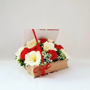 aranjament floral in cutie carte 15792