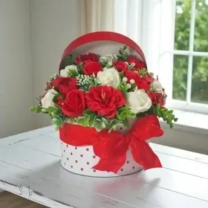 Aranjament din flori de sapun -cutie rotunda (cod 2280)