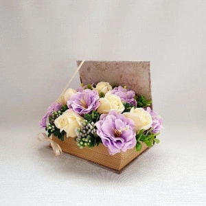 Aranjament din flori de sapun in cutie tip carte (cod 1423) 4