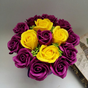 Aranjament floral din flori de sapun in cutie cilindrica 9