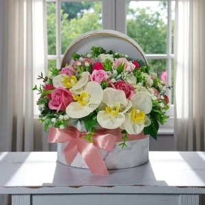 Aranjament floral cu trandafiri si orhidee (cod 2282)poza1