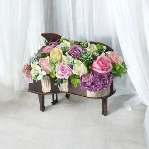 Aranjament floral -cutie pian (cod 2266)