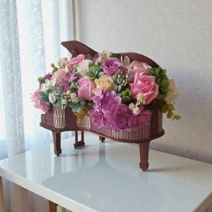 Aranjament floral -cutie pian (cod 2343)