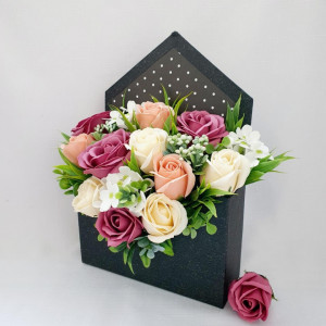 Poza aranjament floral-cutie plic (cod 1603)-3