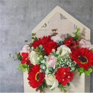 Aranjament floral-cutie plic (cod 2258)