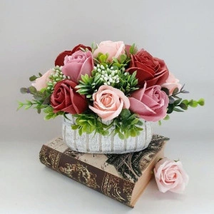 Aranjament floral din flori de sapun grena, roz (cod 1402)