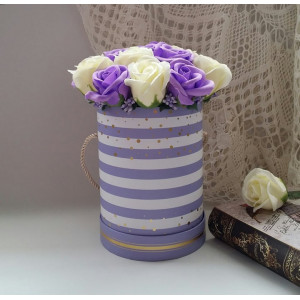 aranjament floral  din flori de sapun lila si crem 2