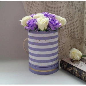 aranjament floral  din flori de sapun lila si crem 2