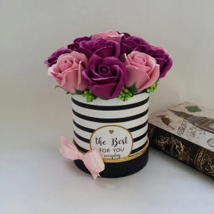 Aranjament floral din trandafiri de sapun in cutie cilindrica (cod 1129)