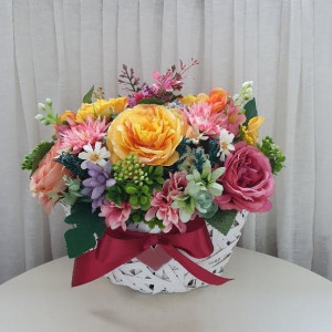 Aranjament floral din trandafiri in cos barcuta (cod 1209) 6
