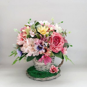 Aranjament floral din trandafiri in cos tip cana cu farfurie (cod 1404) 1