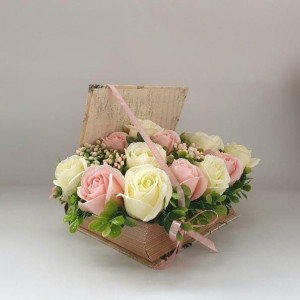 Aranjament floral in cutie tip carte (cod1339) 1