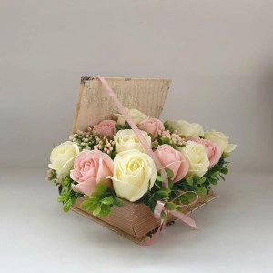 Aranjament floral in cutie tip carte (cod1339) 1