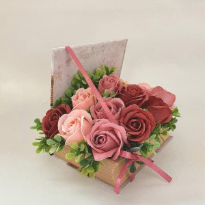 Aranjament floral in cutie tip carte (cod1348) 4
