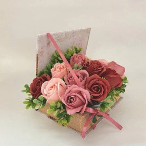 Aranjament floral in cutie tip carte (cod1348) 4