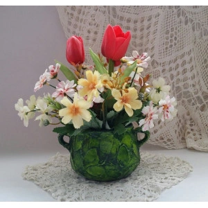 Aranjament flori de primavara cu lalele - ghiveci ceramica verde(cod 1095)