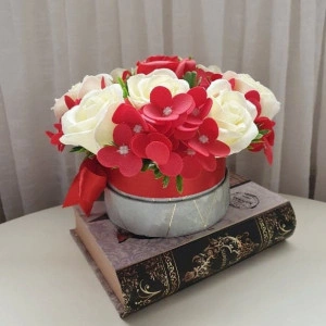Aranjament flori de sapun-rosu si crem-cutie rotunda (cod 1233) 2