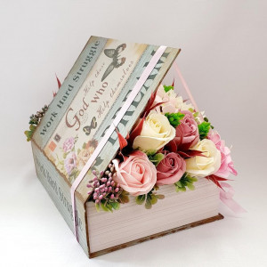 Aranjament pentru 8 Martie -cutie carte (cod 1856)6