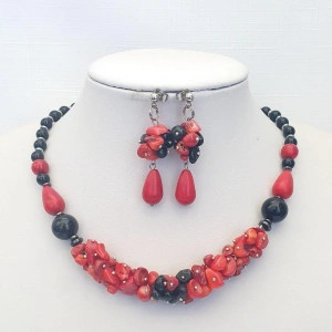 Set din margele de coral rosu, onix si chipsuri diverse (cod 203)