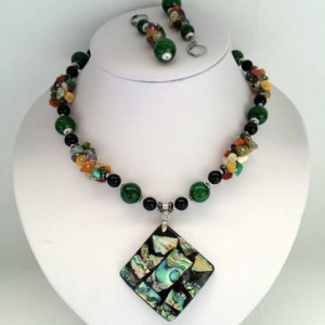 Set din margele de jad verde, obsidian, pandantiv scoica Paua Abalone, chipsuri