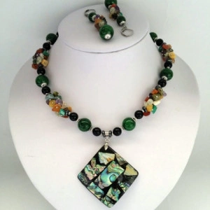 Set din margele de jad verde, obsidian, pandantiv scoica Paua Abalone, chipsuri