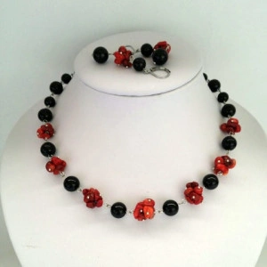Set din margele de obsidian negru si chipsuri de coral rosu
