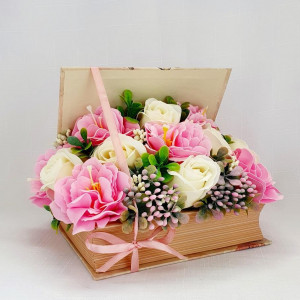Aranjament cu flori de sapun-cutie carte (cod 1693)4